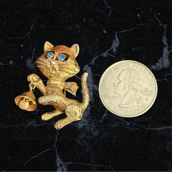 Vintage 1970s Avon Cat Brooch with Blue Rhinestone‎ Eyes & Dangling Bell - Picture 4 of 7